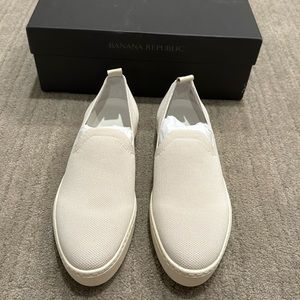 Banana Republic white woven stretch fabric shoe never worn with box